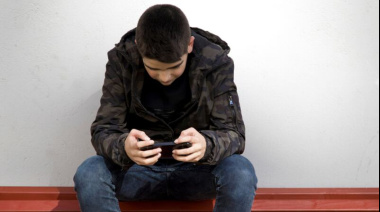 En las escuelas primarias bonaerenses ya no se puede tener el celular prendido en horario de clases