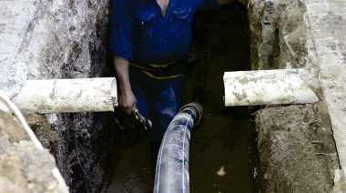 Operarios de ABSA trabajan en la reparación de una cañería en Berisso