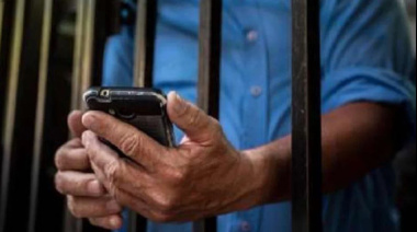 Un diputado de La Libertad Avanza presentó un proyecto para impedir el uso de celulares dentro de las cárceles bonaerenses