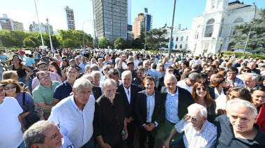La UCR homenajeó a Raúl Alfonsín en la Plaza Moreno de La Plata