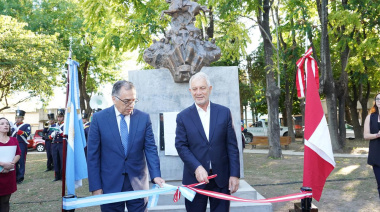 Alak inauguró el monumento al general José de San Martin en la plaza República del Perú de La Plata