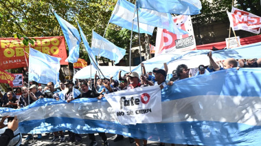 Los trabajadores de FATE se movilizaron este jueves a la Legislatura de la Provincia de Buenos