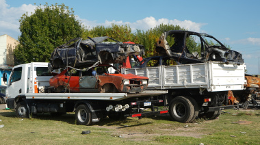 Removieron 37 autos abandonados en una plaza de Tolosa