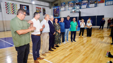 Inauguraron el nuevo piso de la cancha de básquet del Centro de Fomento de Gonnet