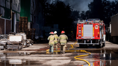 Tras el incendio en Moreno, el Municipio abrió un centro de evacuados y pidió a los vecinos que no se acerquen a la zona