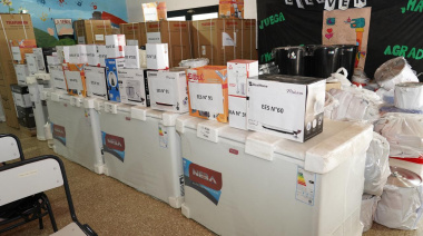Escuelas de La Plata recibieron electrodomésticos, equipamiento y vajilla