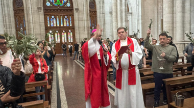El arzobispo Gustavo Carrara celebró la Misa de Ramos, y vinculó la pasión de Cristo con el sufrimiento de "cada víctima de la guerra"
