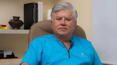 Juan Carlos Torres del Río: el cirujano que se convirtió en referente en Colombia para el retiro de biopolímeros