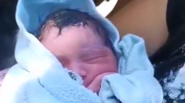 Una mujer abandonó a un bebé en la basura, con el cordón umbilical, placenta y sangre