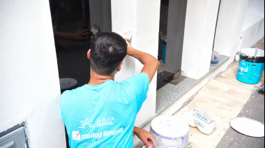 El Municipio intervino más fachadas y mobiliario con trabajos de limpieza y pintura