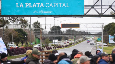 Organizaciones sociales cortan la bajada de la Autopista Buenos Aires La Plata