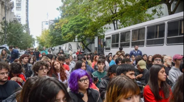 Estudiantes organizaron una clase pública "en el departamento de Adorni" en La Plata y anunciaron una movilización