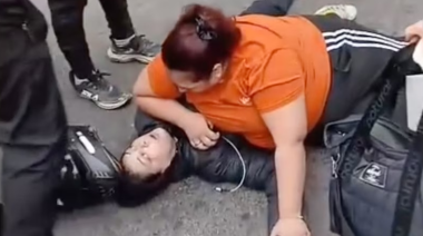 La abuela de la mujer que aplastó y puso "violeta" a otra tras una pelea en La Plata, dijo que la discriminan por ser "grande"