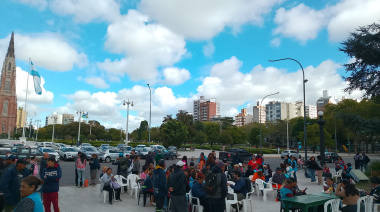 Cooperativistas de La Plata se manifestaron frente al Palacio Municipal para denunciar el recorte del 20 % en el salario