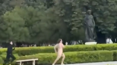 Detuvieron a un hombre que caminaba desnudo por la zona de plaza Moreno en La Plata