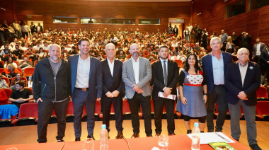 Alak abrió un ciclo sobre juego compulsivo y juventudes en el Teatro Argentino de La Plata