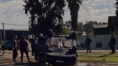 Una camioneta volcó en el Camino Centenario a metros del Parque Ecológico de La Plata