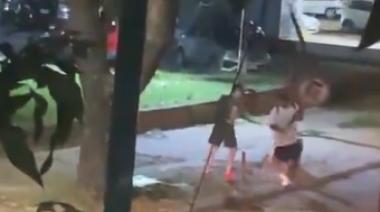 Un joven de La Plata se robó el cartel de "Prohibido Estacionar" luego de haber sido multado en dos oportunidades