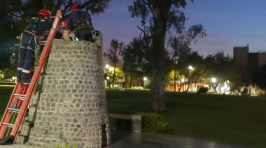 Bomberos rescataron a un menor que había quedado atrapado en un monumento del Parque Alberti