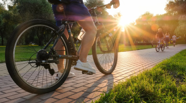 ¿Micro o bicicleta? En un mes de viajes en colectivo se puede llegar a gastar casi 100 mil pesos en La Plata
