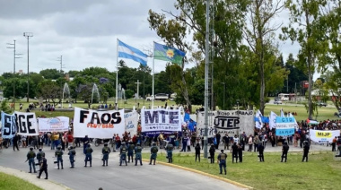 Organizaciones sociales cortan la bajada de la Autopista Buenos Aires La Plata