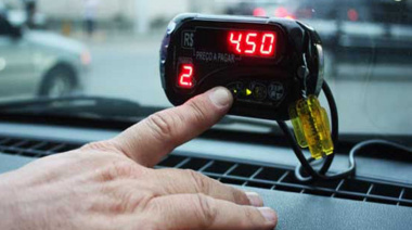 Aprobaron un aumento en la tarifa de los taxis en La Plata y un concejal opositor pidió por la legalización de Uber, DiDi y Cabify