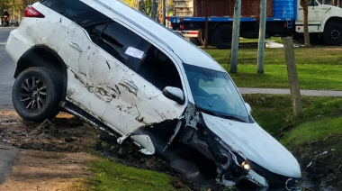 Ladrones robaron una Toyota Hilux en La Plata y terminaron en una zanja