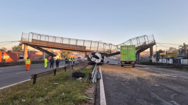 Un camión cargado con arena chocó contra un puente peatonal y lo derribó