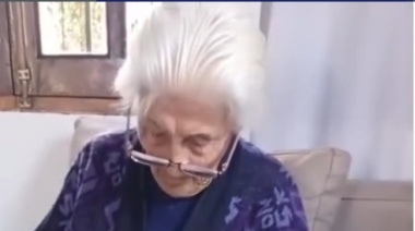 El corazón de la solidaridad: una abuela de 92 años tejió 70 pares de escarpines