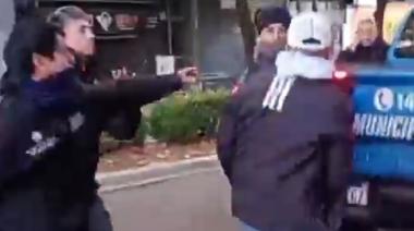Video en La Plata: así fue el ataque del conductor a varios agentes de tránsito