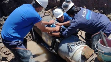 Operarios de ABSA reparan un acueducto que afecta a zonas de Ensenada y Berisso