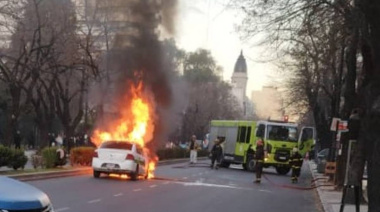 Un taxi se incendió en pleno centro de La Plata y generó momentos de tensión