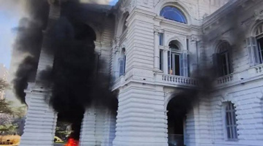 Manifestantes prendieron fuego la entrada del Palacio Municipal y provocaron destrozos