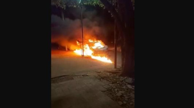 La Plata, de madrugada: Un Peugeot 207 se prendió fuego cerca de plaza Belgrano