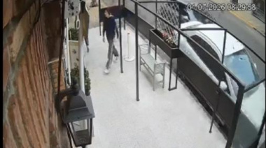 Un conductor embistió un auto estacionado y dejó daños en un comercio