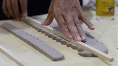Inaugurarán una muestra de cerámica inspirada en Alicia en el País de las Maravillas