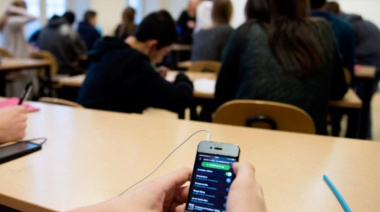 AIEPA reveló cómo 154 colegios bonaerenses están limitando el celular