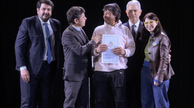 Alak y Kicillof entregaron más de 400 escrituras gratuitas a familias de La Plata