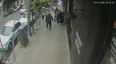 Video: Violenta pelea entre un taxista y un dirigente sindical en La Plata