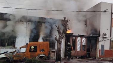 Por un incendio en La Plata una mujer murió y un hombre pelea por su vida