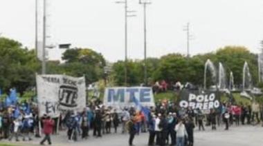 Organizaciones cortan la bajada de la Autopista Buenos Aires La Plata contra la eliminación del  "Volver al Trabajo"