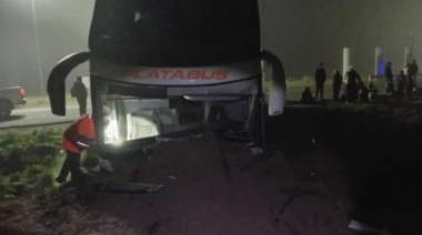 Un micro que viajaba a La Plata tuvo un accidente y el chofer debió ser rescatado