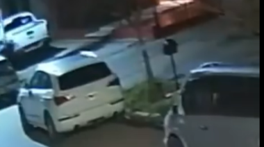 Un hombre quiso incendiar un auto en Tolosa y se le prendió fuego parte de la ropa