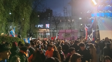 Docentes, no docentes y estudiantes realizan un banderazo en La Plata por el cumplimiento de la ley de financiamiento