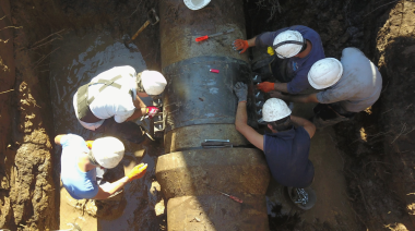 Personal de la empresa ABSA trabaja sobre una cañería de agua en Punta Lara