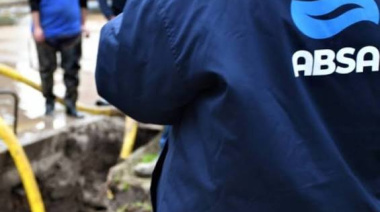 Personal de la empresa ABSA trabaja sobre una cañería de agua en Bossinga y Perú