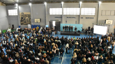 Kicillof y Cagliardi encabezaron actos de entrega de vivienda en Berisso