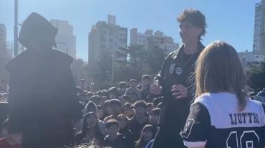 La primera batalla de “farmear aura” llegó a la Plaza Moreno de La Plata