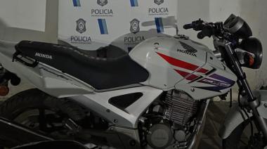 Lo detuvieron en un operativo y descubrieron que la moto tenía pedido de captura