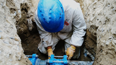 ABSA realiza trabajos sobre cañería de agua en la calle Hipólito Yrigoyen esquina Alberdi